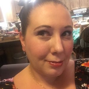 Meet your Posher, Lorrie